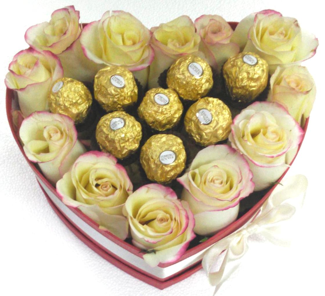 12 Rosas en Caja Corazn y Bombones Ferrero Rocher