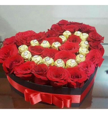 Caja en forma de corazón con rosas eternas y chocolates ferrero #rosas, cómo hacer un corazón de cajita