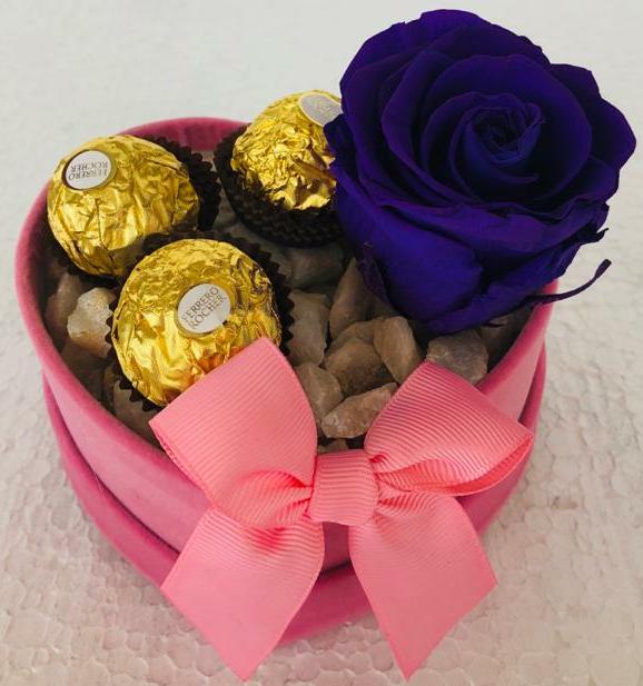 Caja Corazón con Rosa Preservada y Bombones Ferrero Rocher