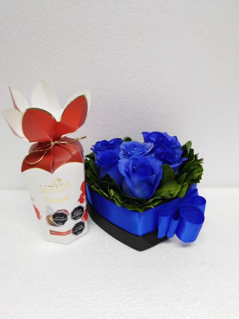 6 Rosas Azules en Caja Corazón y Bombones Heidi Bouquet de 120 Grs -  Portalflores.cl