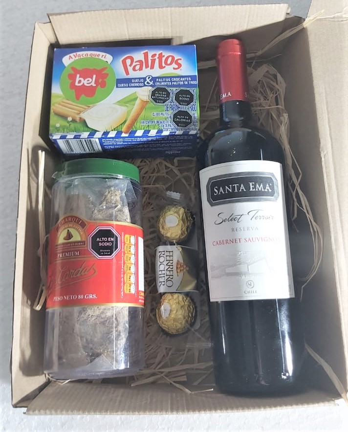 Caja con Vino, Palitos con Queso Crema, Charqui y Bombones Ferrero Rocher $35.990